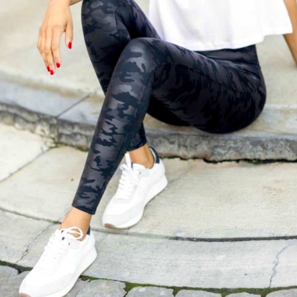SPANX Matte Black Camo Print Leggings Sz.S
